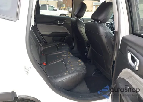 2022 Jeep Compass Latitude Lux 4X4 z USA, uszkodzony, nr VIN 3C4NJDFB5NT185935